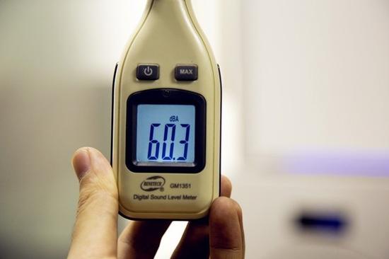 甲醛分解滤网:酸臭味扑鼻?净化器3宗罪你中招了吗? 对于满载的净化器来说60分贝根本不算啥