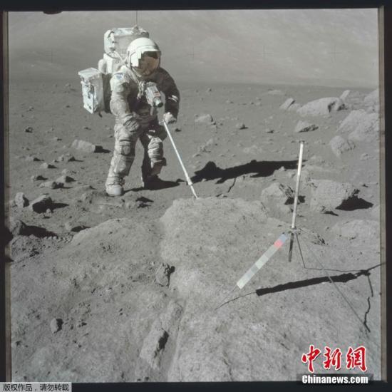  资料图：1972年12月12日，阿波罗17任务中，科学家宇航员哈里森&middot;H&middot;施密特利用样勺进行岩石采样。&nbsp;