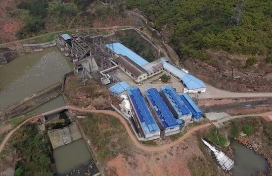 四川马边藏身大山深处一小电站旁边,比特币“矿场”内6000多台比特币矿机正不停地“挖矿”,出于节省成本和用电便利,比特币“矿场”直接建在了电站内。