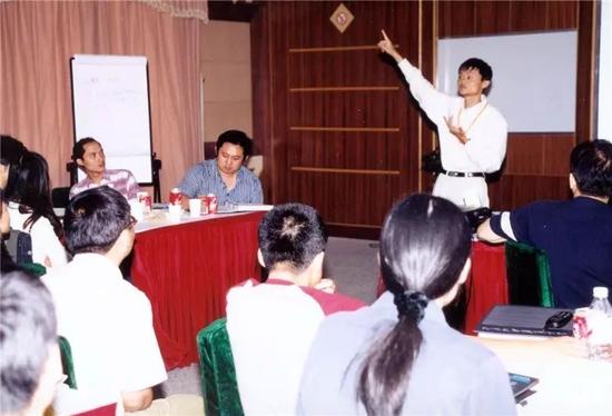 马云等高管当年亲自在“百年大计”班上授课。马云是第一届班主任。