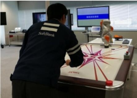 软银展示5G技术:手臂型机器人上演桌上冰球