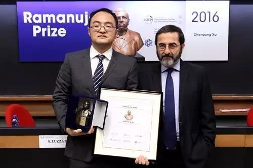 2016年在ICTP领取拉马努金奖,和ICTP主席Fernando Quevedo合影