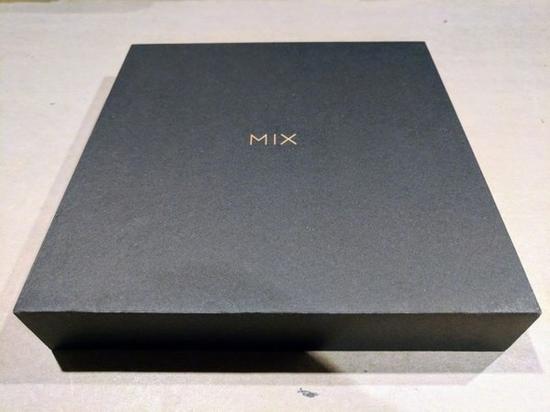 “虎哥”发布的小米MIX 2开箱图