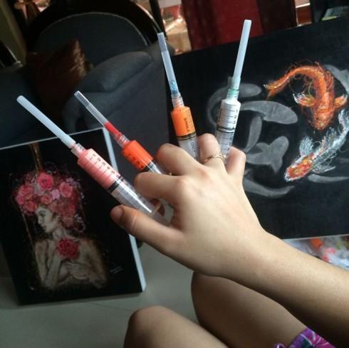 好看到炸裂!美女护士就地取材用针管作画