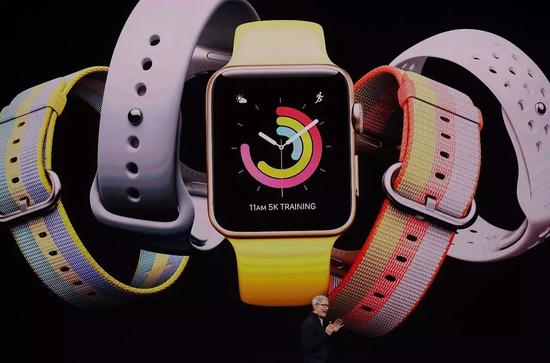 发布会上,库克在展示Apple Watch。@视觉中国