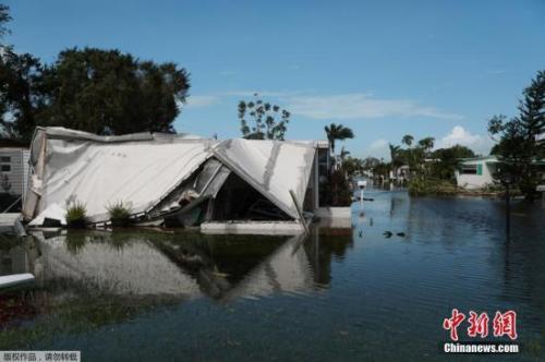 佛罗里达州那不勒斯，飓风过后一处房屋直接“泡在”水里。 