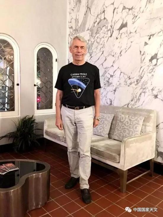 布兰克身着卡西尼纪念T恤