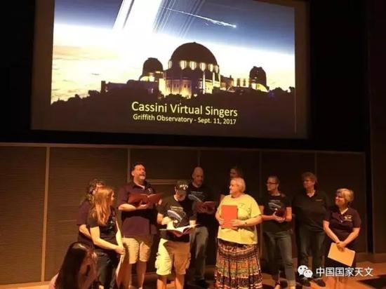 洛杉矶格里菲斯天文台在庆祝卡西尼完成使命,卡西尼虚拟歌手完全由卡西尼团队的JPL成员组成
