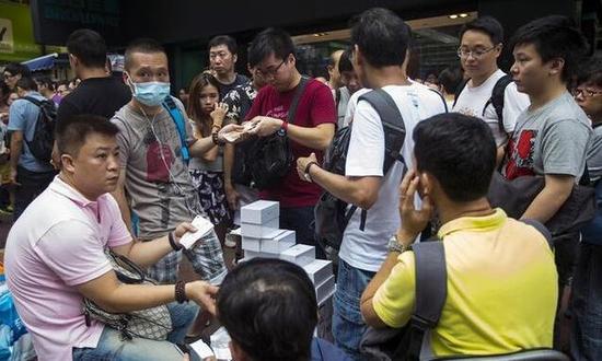 黄牛倒卖iPhone盛况(图片来源网络)