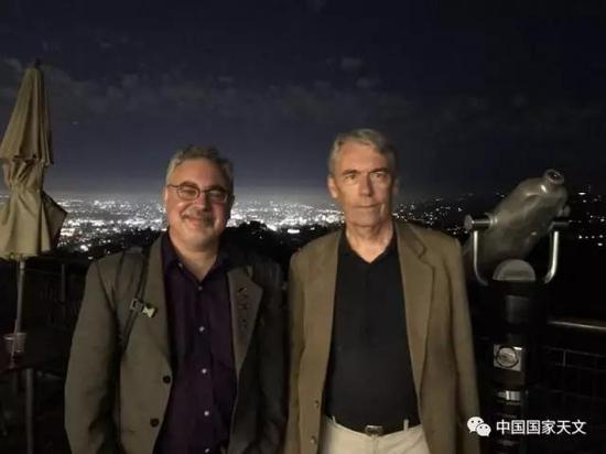 米歇尔·布兰克(右)与斯科特·埃奇顿(Scott Edgington)在格里菲斯天文台的露台上,埃奇顿是卡西尼-惠更斯任务的副项目科学家(NASA / JPL)