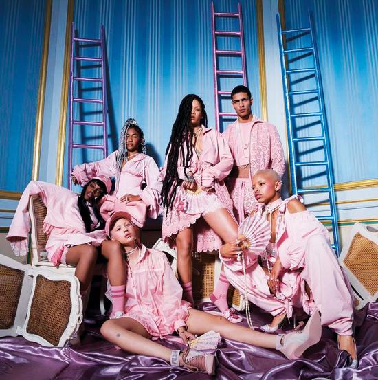 巧克力粉:天生就是粉色的巧克力,要来攻陷你的少女心了 (Rihanna 和 Puma 合作的 2017 年 Fenty x Puma 系列,图自 the cut)