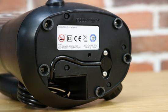 从底部可以看到这款冲牙器支持IPX7级防水，支持100-240V宽电压，额定功率只有18W，相当省电。