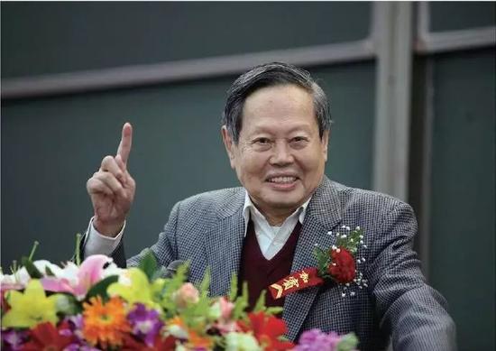 图6 2010 年4 月10 日,杨振宁先生在清华学堂物理班开班仪式上
