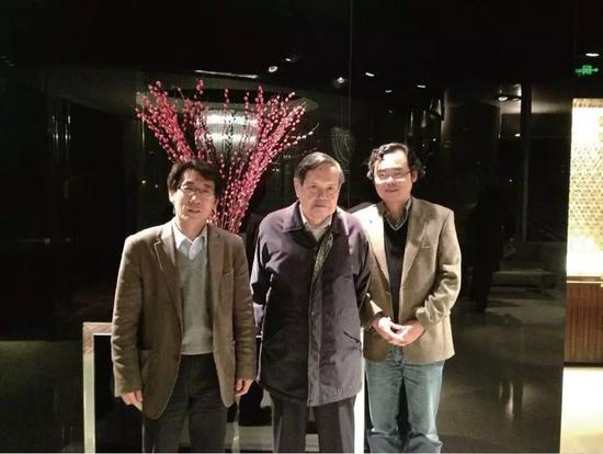图1 杨振宁先生与薛其坤(左)、王亚愚(右)合影