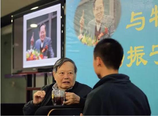 图7 杨振宁先生在清华学堂物理班做报告的时候,学生上台提问,他在认真聆听