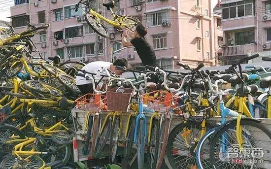 上海，工作人员正在“扔车” 