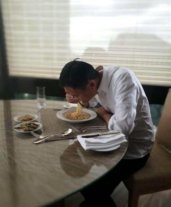 油条配什么好吃 马云吃方便面(图片来自微博)