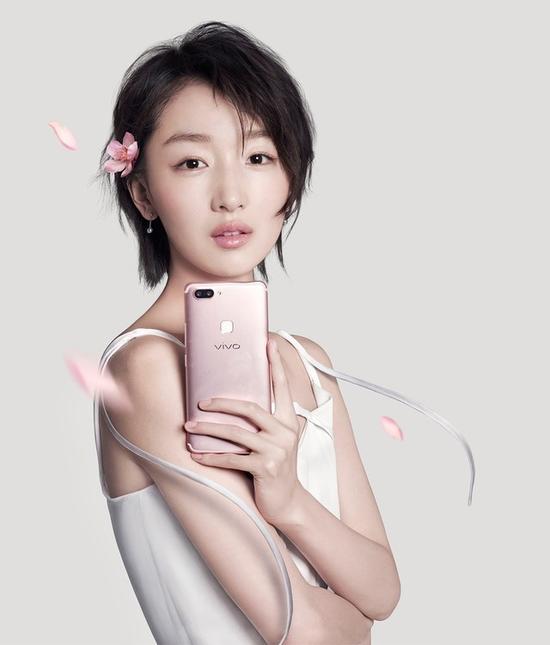 周冬雨近日发微博经常使用的vivo X20全面屏手机