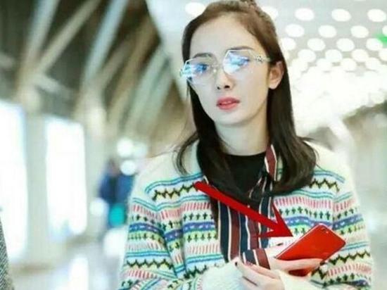 杨幂使用的OPPO R11手机(图片引自微博)