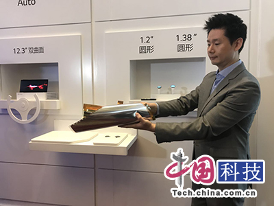 LGD工作人员展示OLED屏幕弯折情况 (中国网 单征宇/摄)
