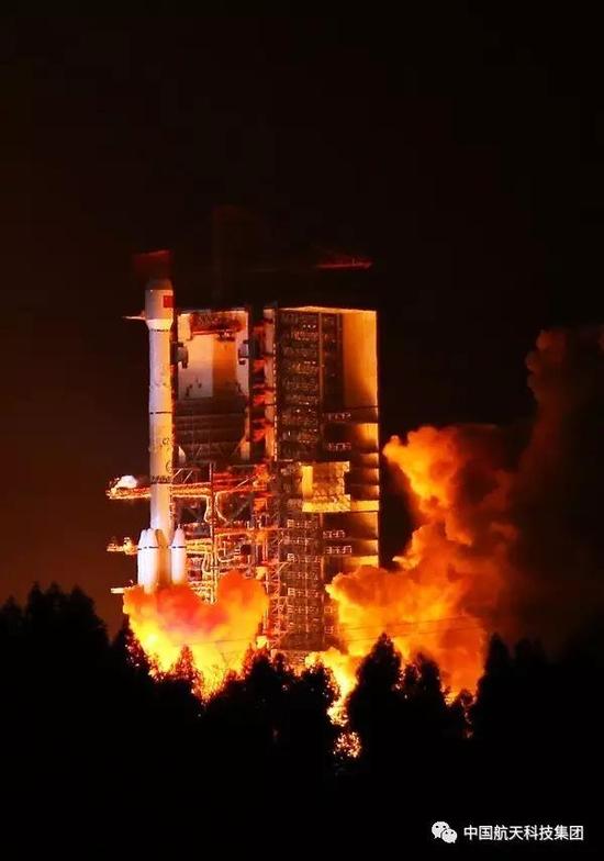 风云四号:微信登录画面换成了风云四号拍摄的地球图! ▲ 长征三号乙运载火箭成功发射风云四号卫星(何知洋 摄)