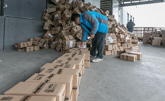 2016年全国快件包装所用的材料，数量惊人。视觉中国资料