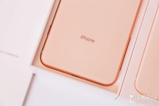 iPhone 8 Plus背板做到了极致简约