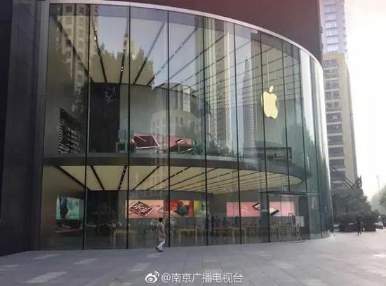 IPhone8北京首发现场，隆重的欢迎仪式，但王府井店门口一共就四个人……