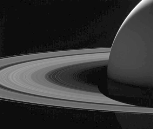 &ldquo;卡西尼号&rdquo;探测器今年6月份拍到的土星&ldquo;黑暗面&rdquo;。来源：NASA