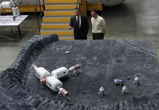 圖丨Robert Bigelow在向人展示月球基地模型
