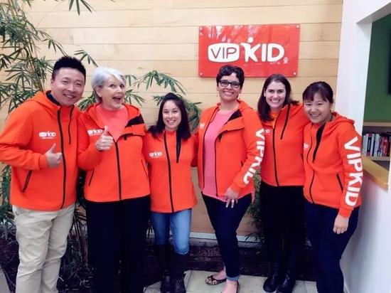 △VIPKID团队与老师们在美国办公室合影，最右为米雯娟