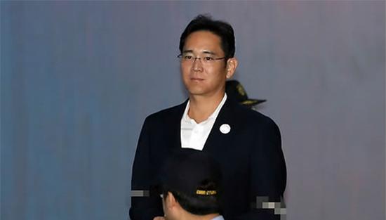 10月12日上午,在首尔市高等法院,李在镕出庭受审。