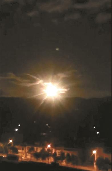 10月4日,一颗“火流星”划过夜空,此后全国各路人马奔赴香格里拉。