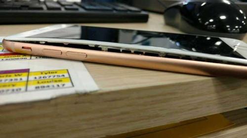 電池鼓包的iPhone 8