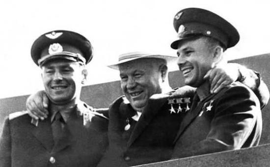 季托夫（左）、赫鲁晓夫（中）和加加林（右）