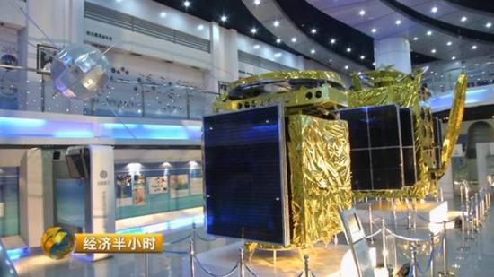 在中国航天科集团五院的展厅里，摆放着从东方红一号到东方红四号卫星的真实产品，它们见证了中国通信卫星的发展之路。
