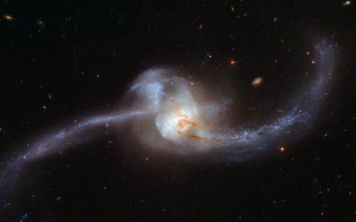 哈勃望远镜捕捉到两个星系合并形成的&ldquo;宇宙结&rdquo;。图片源：NASA/ESA