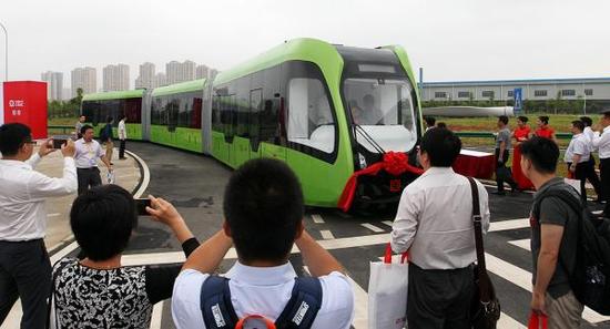全球首列虚拟轨道电车在湖南株洲试运行。视觉中国 图
