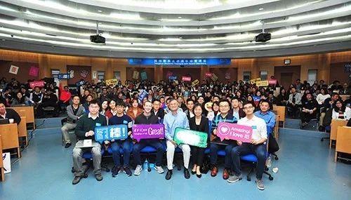 扎克伯格与现场学生合影留念