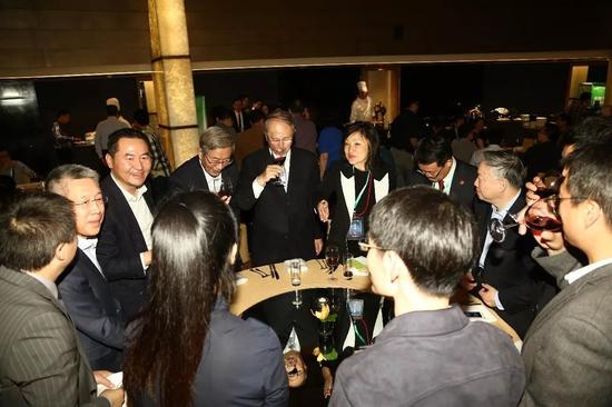 晚宴嘉宾举杯庆祝联盟诞生 共展未来