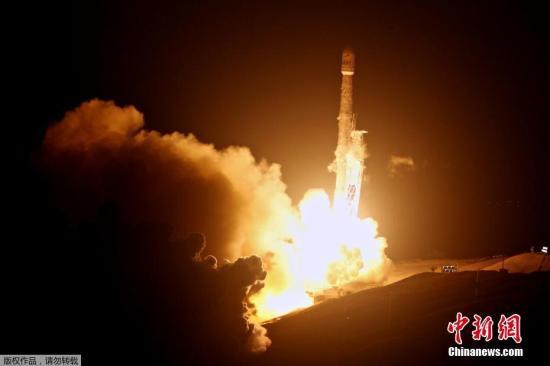 资料图片：猎鹰9号从加州中海岸的范登堡空军基地发射升空。
