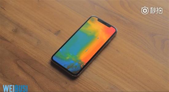 从图片来看,iPhone X的屏幕截图并没有那块黑色的刘海,而是正常的长方形。