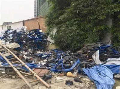 成都市区，被遗弃的小蓝单车残骸。
