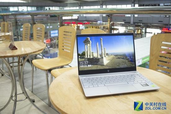 在圆桌上使用Envy 13