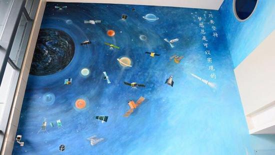 位于中科院微小卫星创新研究院的&ldquo;太空墙&rdquo;。