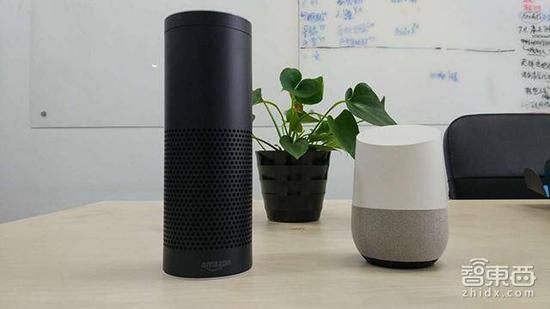 （左为亚马逊Echo，右为Google Home）