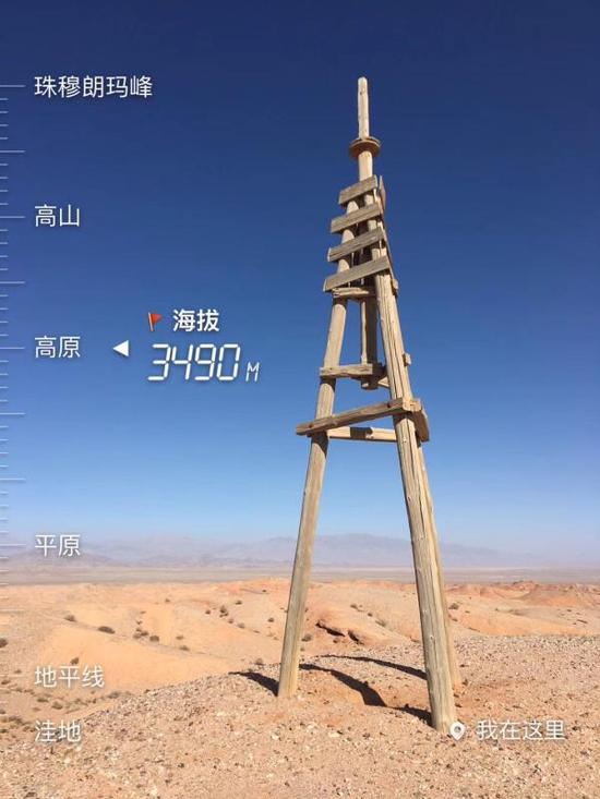 君不见青海头:青海火星基地:戈壁与星辰大海拓荒者的过去与未来 遗留在红崖最高点的木质三脚架。 张清哲 图