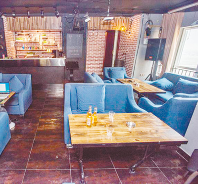 该青年公寓拥有300平方米的公共空间,有咖啡吧、健身房和小型电影放映区等。人民视觉