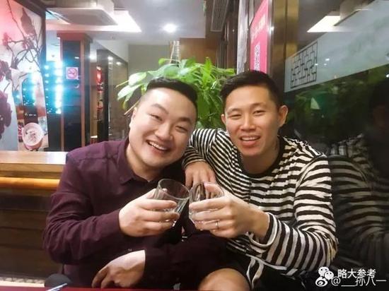 图：孙八一和欧阳靖一起喝酒