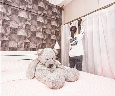 青年服务式公寓给年轻人提供了更多租房选择。近日,四川成都市一位年轻租客正在整理青年公寓的卧室。人民视觉